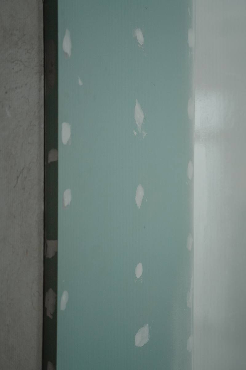 New plasterboard wall with filled joints ready for finishing